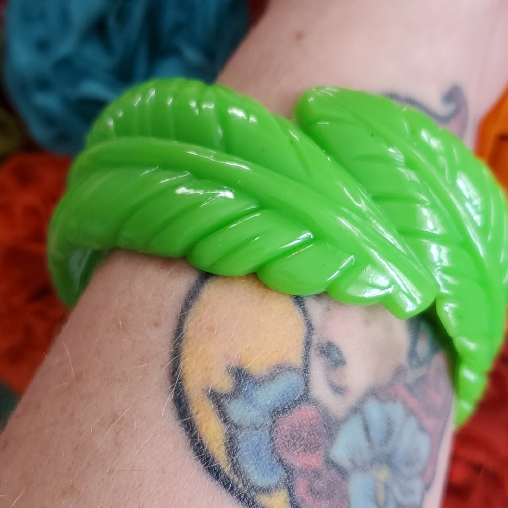 Resin leaf bangle - Picture 5 of 5